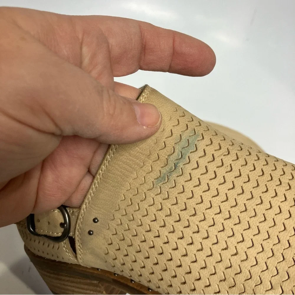 Lucky Brand Gahiro ankle‎ booties tan perforated leather women’s size 6 neutral